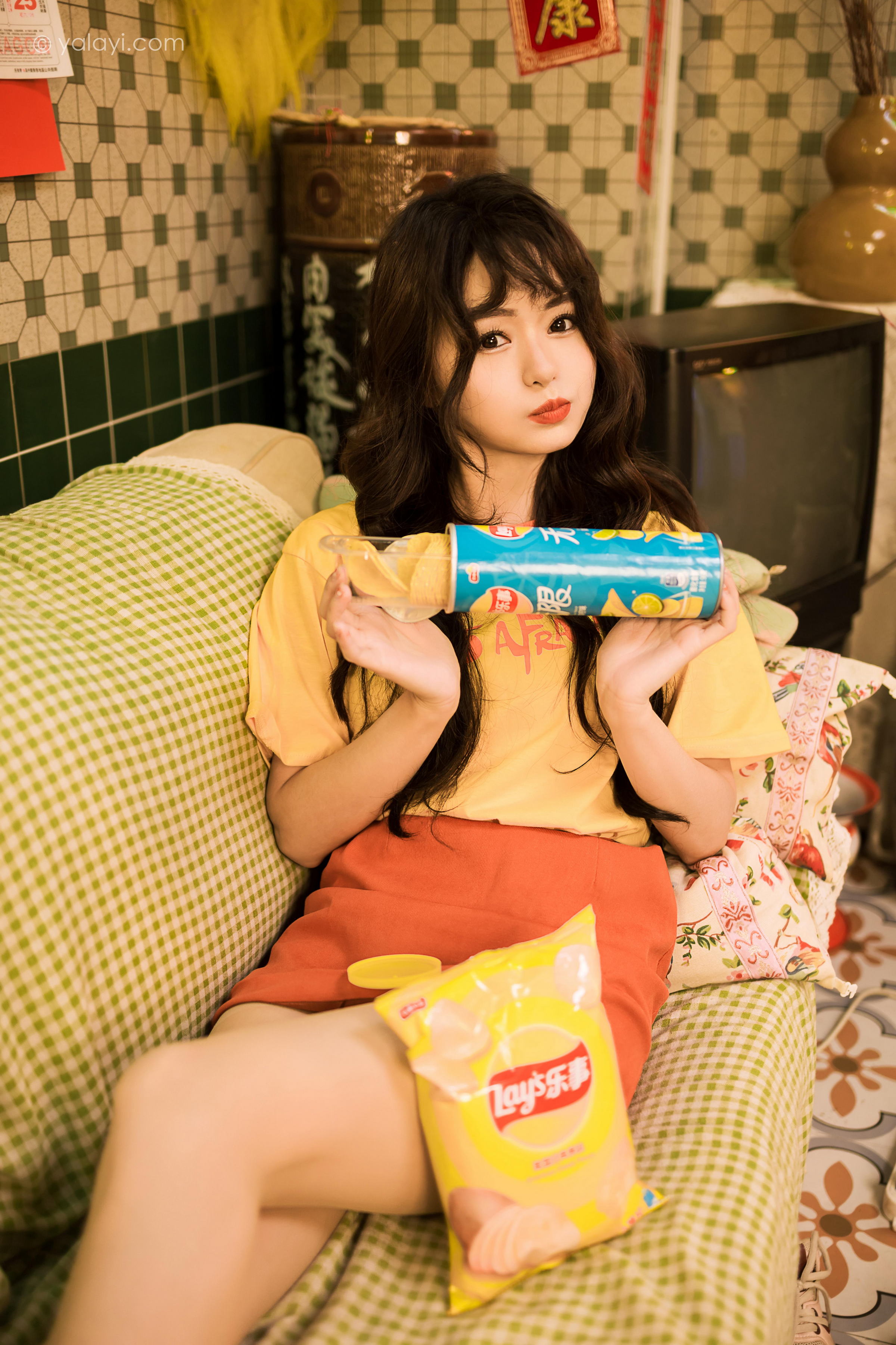 [YALAYI雅拉伊]2023.06.05 曾经的深爱 小亭 黄色短袖加红色短裙清纯私房写真集第4张