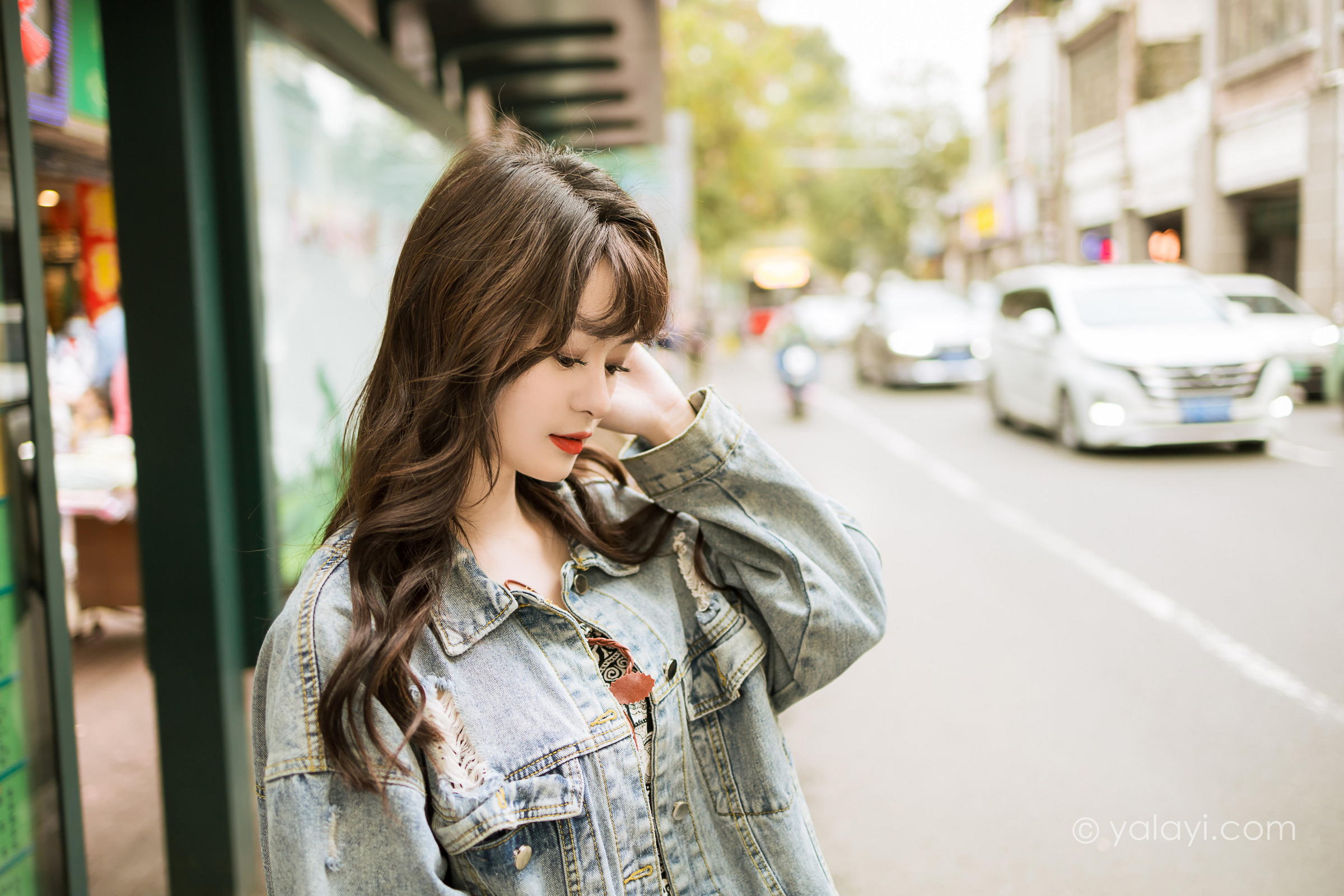 [YALAYI雅拉伊]2023.06.09 小巷听风 小亭 灰色牛仔外套加黑色蕾丝连衣裙清纯街拍写真集第10张