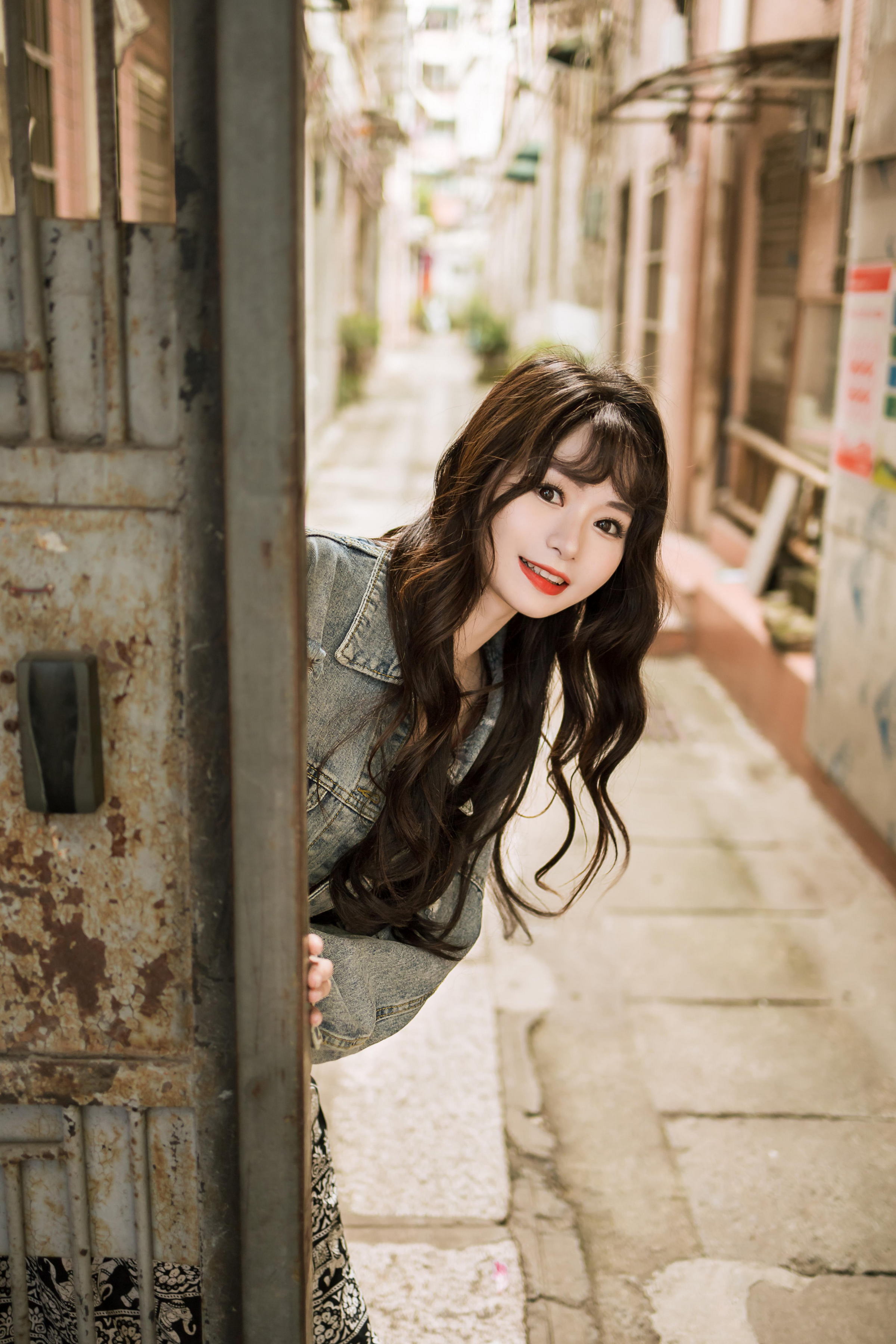 [YALAYI雅拉伊]2023.06.09 小巷听风 小亭 灰色牛仔外套加黑色蕾丝连衣裙清纯街拍写真集第11张