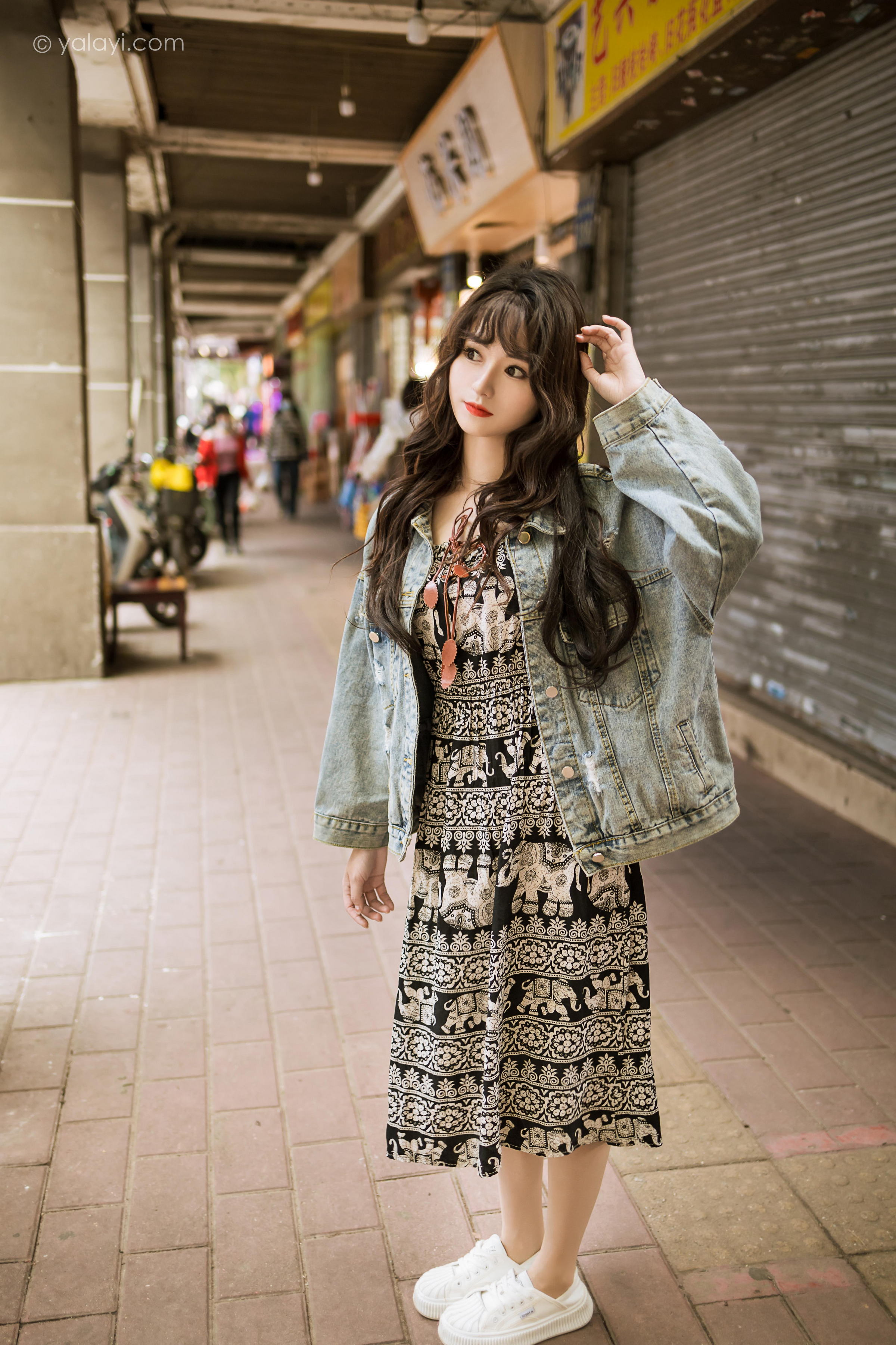 [YALAYI雅拉伊]2023.06.09 小巷听风 小亭 灰色牛仔外套加黑色蕾丝连衣裙清纯街拍写真集第12张