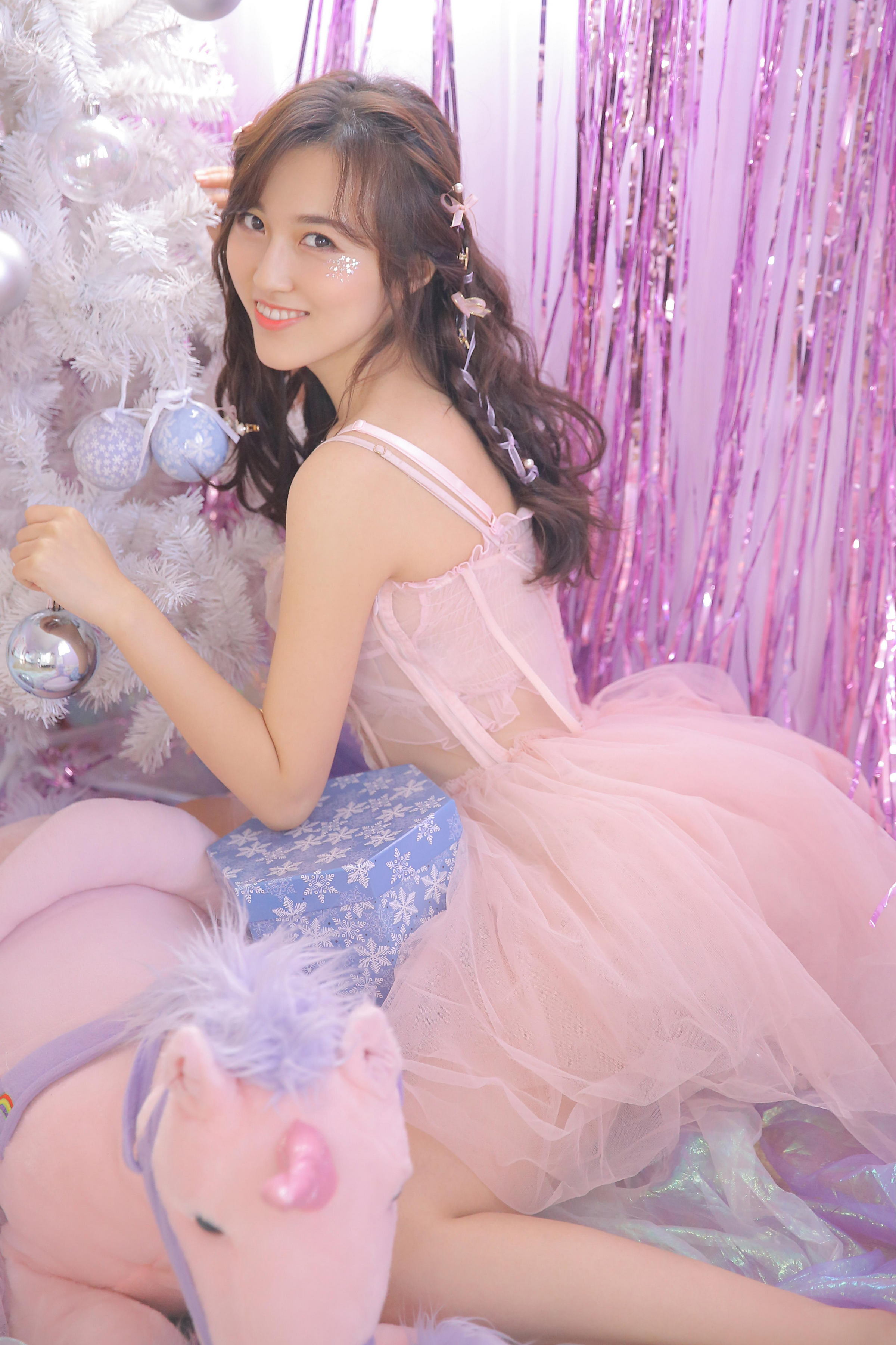 [YALAYI雅拉伊]2023.06.16 软谈丽语 居家清纯少女 黄色镂空毛衣加白色短裤与粉色透视连衣裙性感写真集第8张