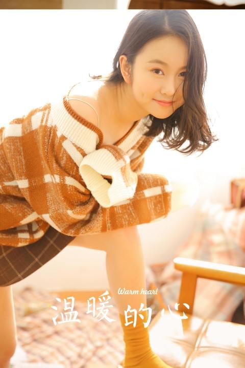 [YALAYI雅拉伊]2023.01.02 温暖的心 清纯少女 棕色毛衣加短裙居家写真集