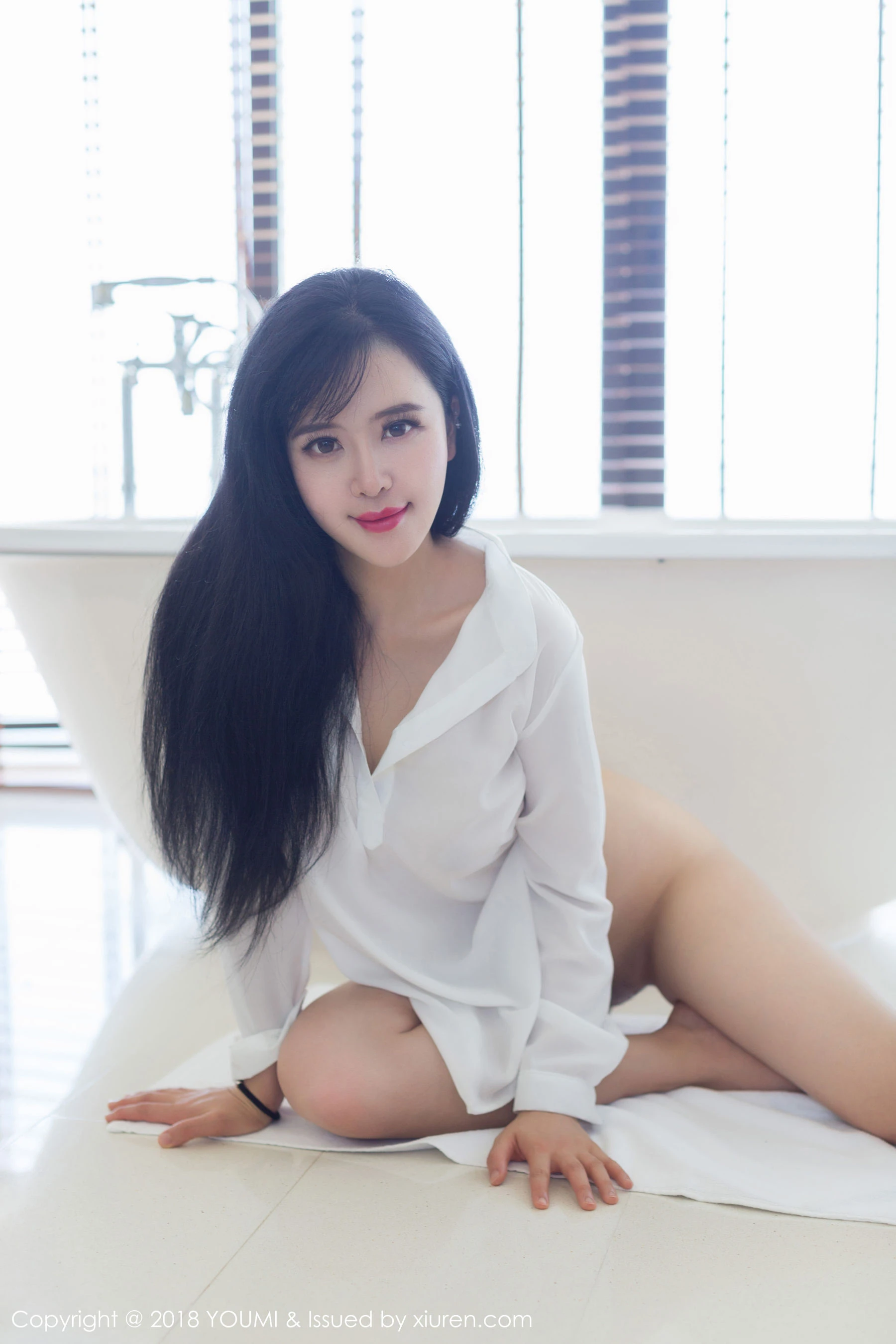 刘钰儿《白衬衫+黑色情趣内衣》 尤蜜荟YouMi Vol.107第4张